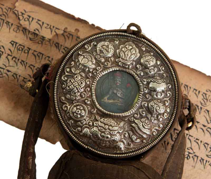 Ghau / Gau tibétain – autel votif de voyage Tara Blanche en métal repoussé