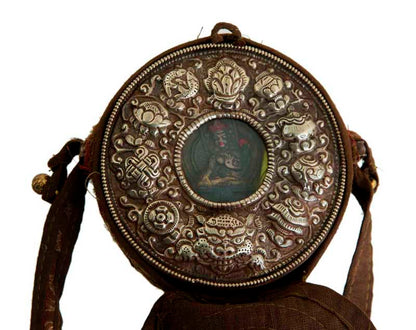 Ghau / Gau tibétain – autel votif de voyage Tara Blanche en métal repoussé