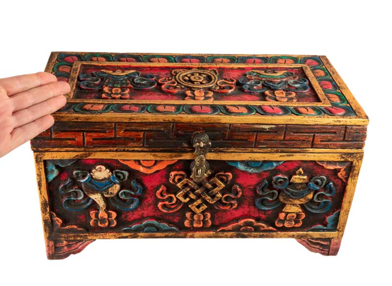 Coffre tibétain extra large en bois sculpté et peint – artisanat bouddhiste du Népal