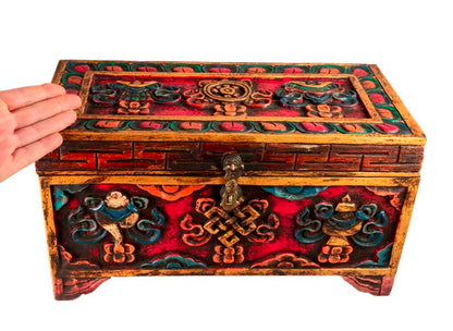Coffre tibétain extra large en bois sculpté et peint – artisanat bouddhiste du Népal