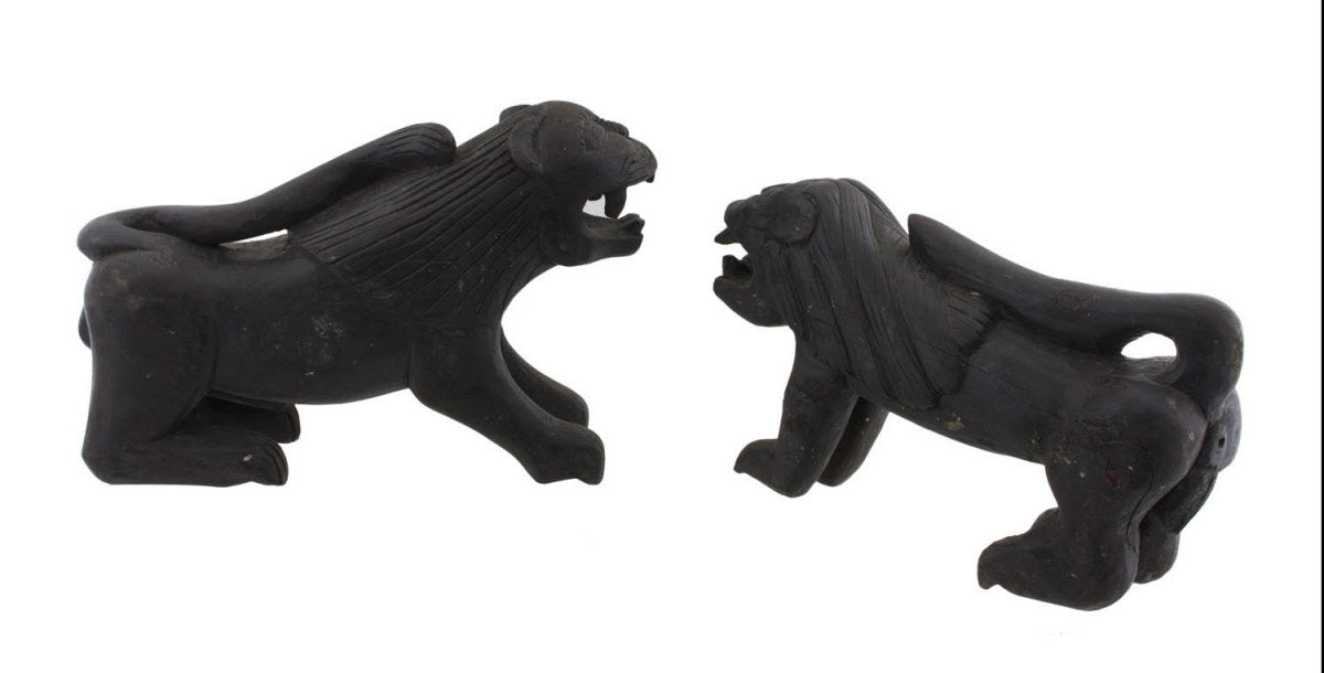 Couple de Lions Gardiens du Temple – Sculptures Antiques Boudhistes du Népal