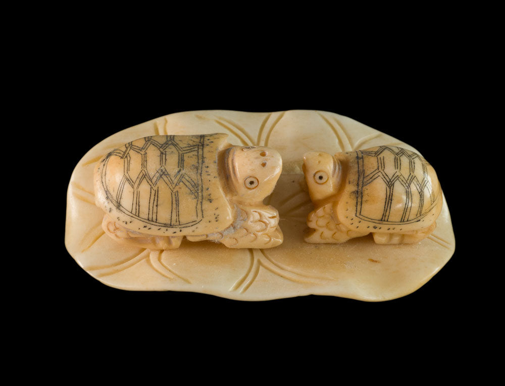 Couple De Figurines Tortue Sur Feuille De Lotus – Artisanat Thaïlandais