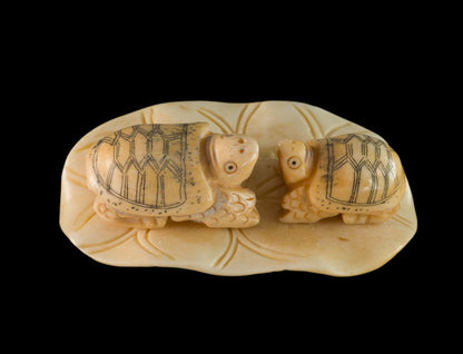Couple De Figurines Tortue Sur Feuille De Lotus – Artisanat Thaïlandais