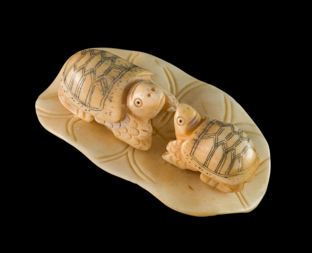 Couple De Figurines Tortue Sur Feuille De Lotus – Artisanat Thaïlandais