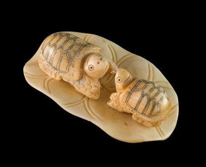 Couple De Figurines Tortue Sur Feuille De Lotus – Artisanat Thaïlandais