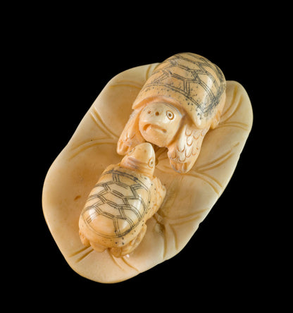Couple De Figurines Tortue Sur Feuille De Lotus – Artisanat Thaïlandais