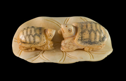 Couple De Figurines Tortue Sur Feuille De Lotus – Artisanat Thaïlandais