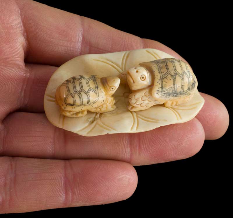 Couple De Figurines Tortue Sur Feuille De Lotus – Artisanat Thaïlandais