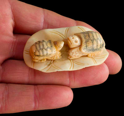 Couple De Figurines Tortue Sur Feuille De Lotus – Artisanat Thaïlandais
