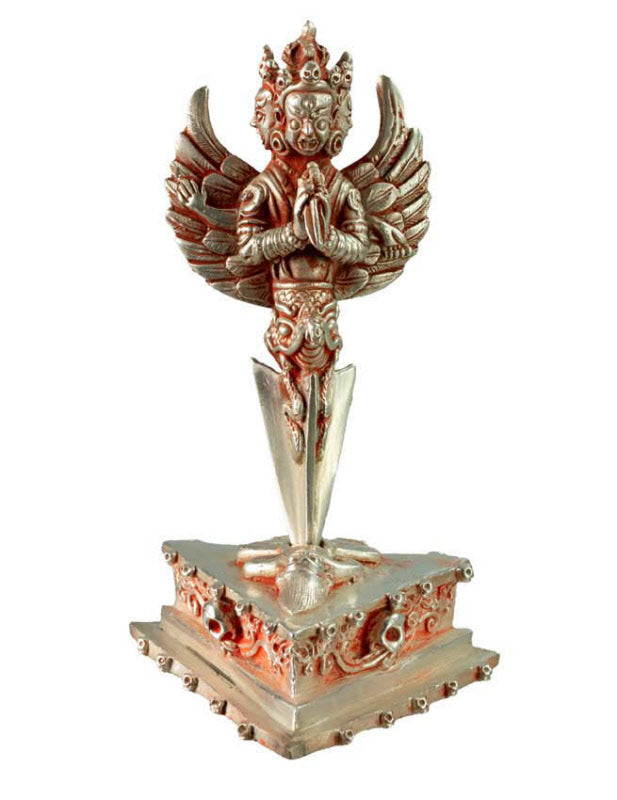 Phurba Mahakala Ailé Vajrakila avec Support Argenté – Objet Rituel Tibétain