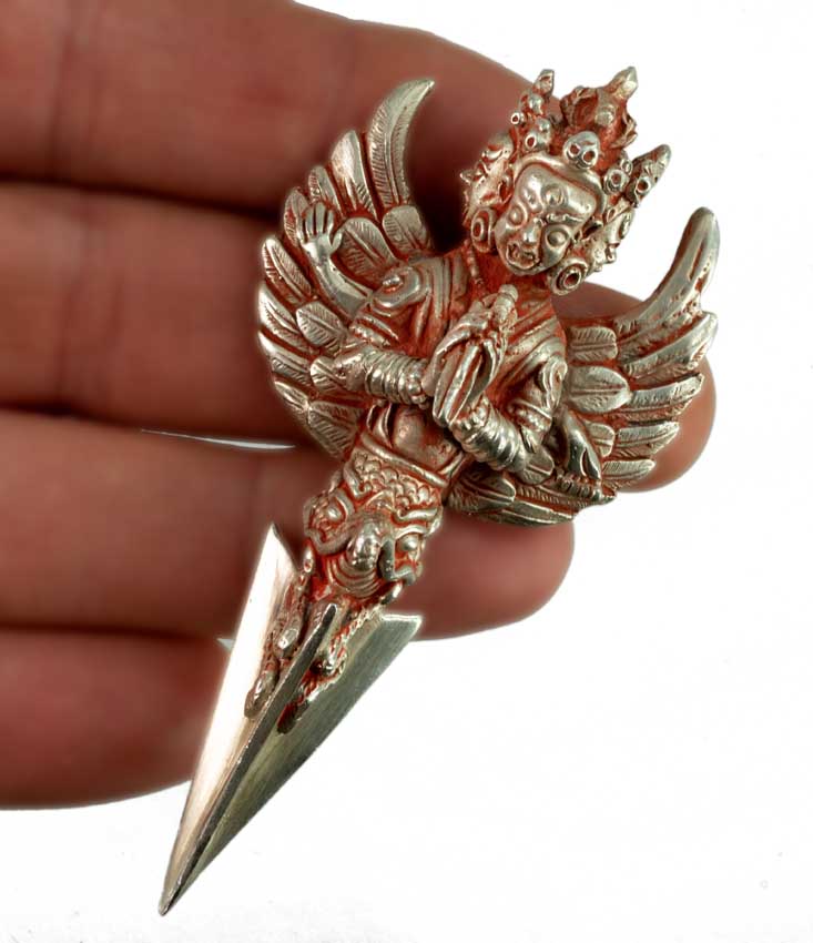 Phurba Mahakala Ailé Vajrakila avec Support Argenté – Objet Rituel Tibétain