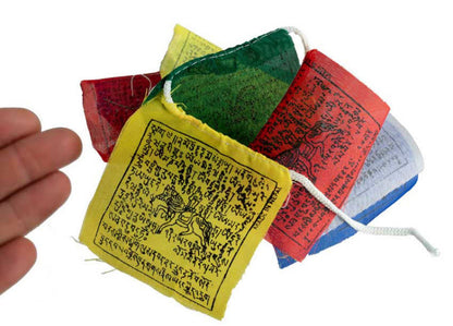 Mini Drapeaux de Prières Tibétains Bouddhistes 7 x 7 cm – Guirlande du Népal