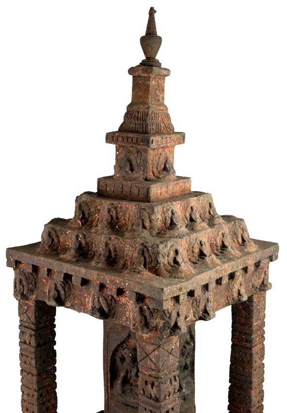 Moulin à prières népalais sur socle en bois – Grand modèle artisanal avec Bouddhas sculptés