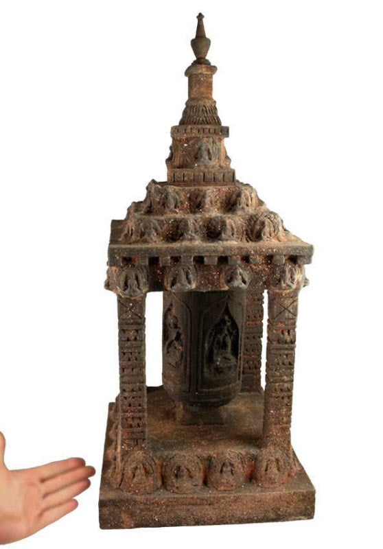 Moulin à prières népalais sur socle en bois – Grand modèle artisanal avec Bouddhas sculptés