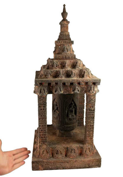 Moulin à prières népalais sur socle en bois – Grand modèle artisanal avec Bouddhas sculptés