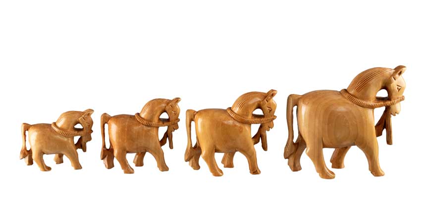 Figurines Chevaux Gigognes en Bois – Lot de 4 – Artisanat Indien