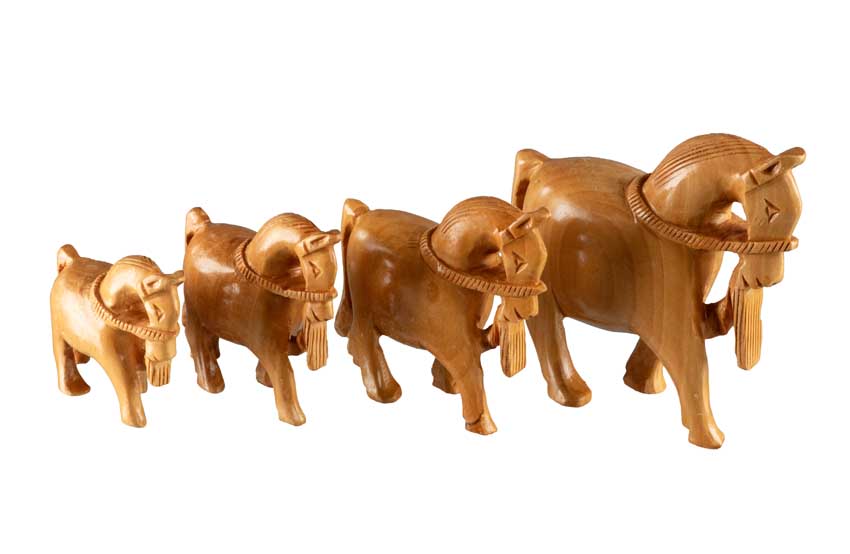 Figurines Chevaux Gigognes en Bois – Lot de 4 – Artisanat Indien