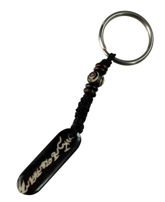 Porte-Clés Om Mani Padme Hum Artisanal en Os de Bovin – Artisanat du Népal