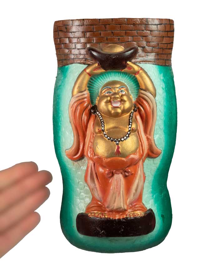 Décoration Murale Bouddha Chinois Rieur avec Lingot 27 cm – Plaque Vintage en Métal