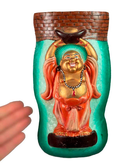 Décoration Murale Bouddha Chinois Rieur avec Lingot 27 cm – Plaque Vintage en Métal