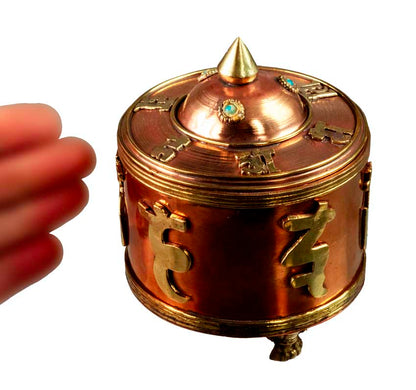 Brûleur d’encens en cuivre et laiton – décor mantra bouddhiste de la compassion