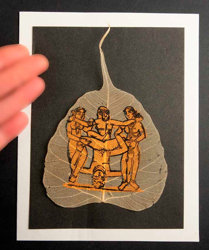 Carte Kamasutra Sur Feuille de Pipal – Peinture Artisanale Indienne