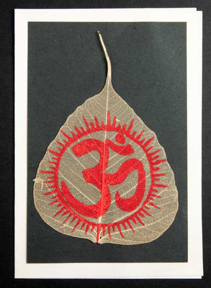 Carte Artisanale Om Hindou – Peinture sur Feuille de Pipal