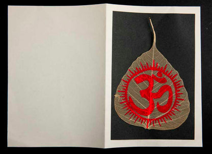 Carte Artisanale Om Hindou – Peinture sur Feuille de Pipal