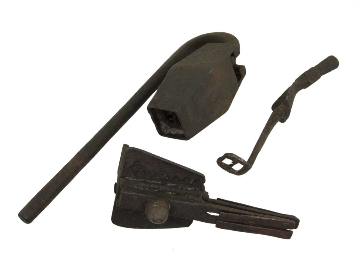Ancien Cadenas Traditionnel Népalais En Fer Forgé – Artisanat Du Népal Et Du Tibet