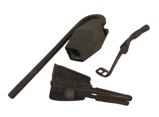 Ancien Cadenas Traditionnel Népalais En Fer Forgé – Artisanat Du Népal Et Du Tibet