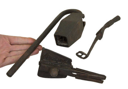 Ancien Cadenas Traditionnel Népalais En Fer Forgé – Artisanat Du Népal Et Du Tibet