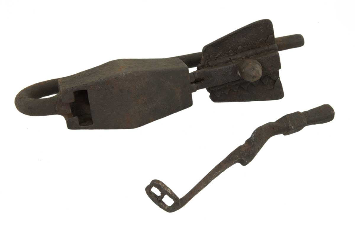Ancien Cadenas Traditionnel Népalais En Fer Forgé – Artisanat Du Népal Et Du Tibet