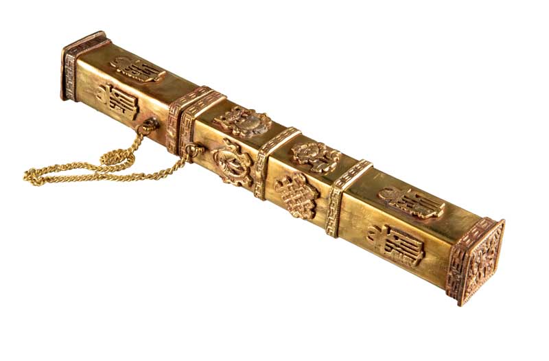 Étui à encens tibétain en cuivre et laiton – porte-manuscrit décoré du Kalachakra
