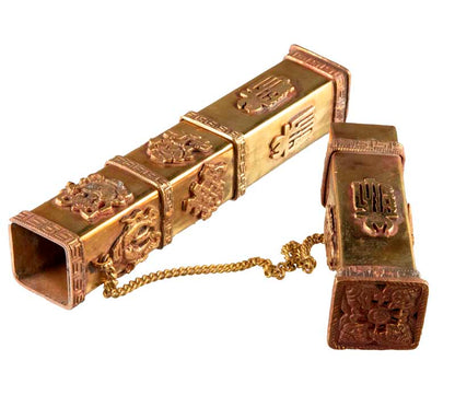 Étui à encens tibétain en cuivre et laiton – porte-manuscrit décoré du Kalachakra