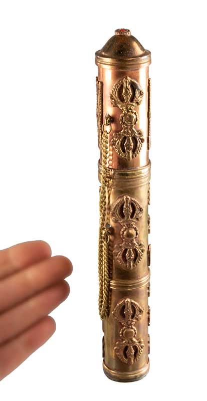 Étui à encens tibétain en cuivre et laiton – porte-manuscrit décoré du Vajra et de mantras