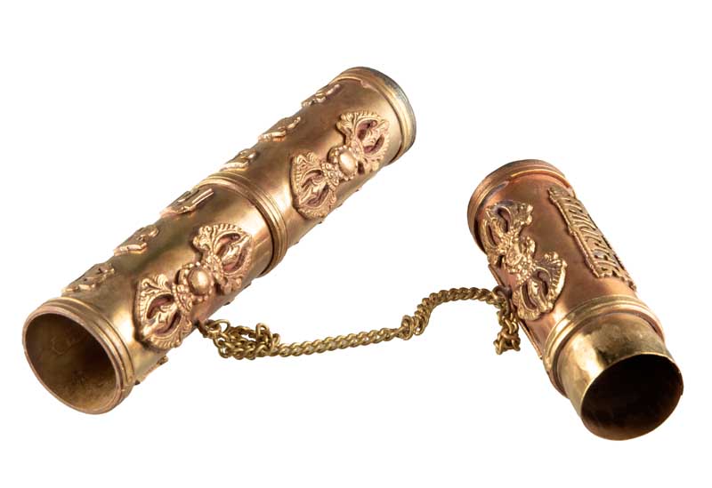 Étui à encens tibétain en cuivre et laiton – porte-manuscrit décoré du Vajra et de mantras