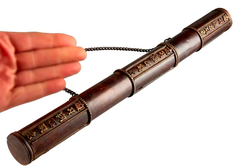 Étui à encens tibétain en cuivre et laiton – porte-manuscrit décoré de mantra bouddhiste