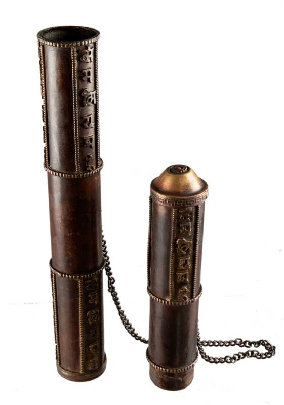 Étui à encens tibétain en cuivre et laiton – porte-manuscrit décoré de mantra bouddhiste