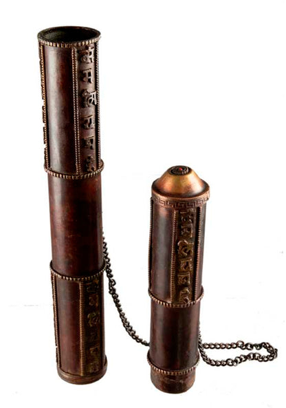Étui à encens tibétain en cuivre et laiton – porte-manuscrit décoré de mantra bouddhiste