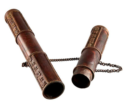 Étui à encens tibétain en cuivre et laiton – porte-manuscrit décoré de mantra bouddhiste