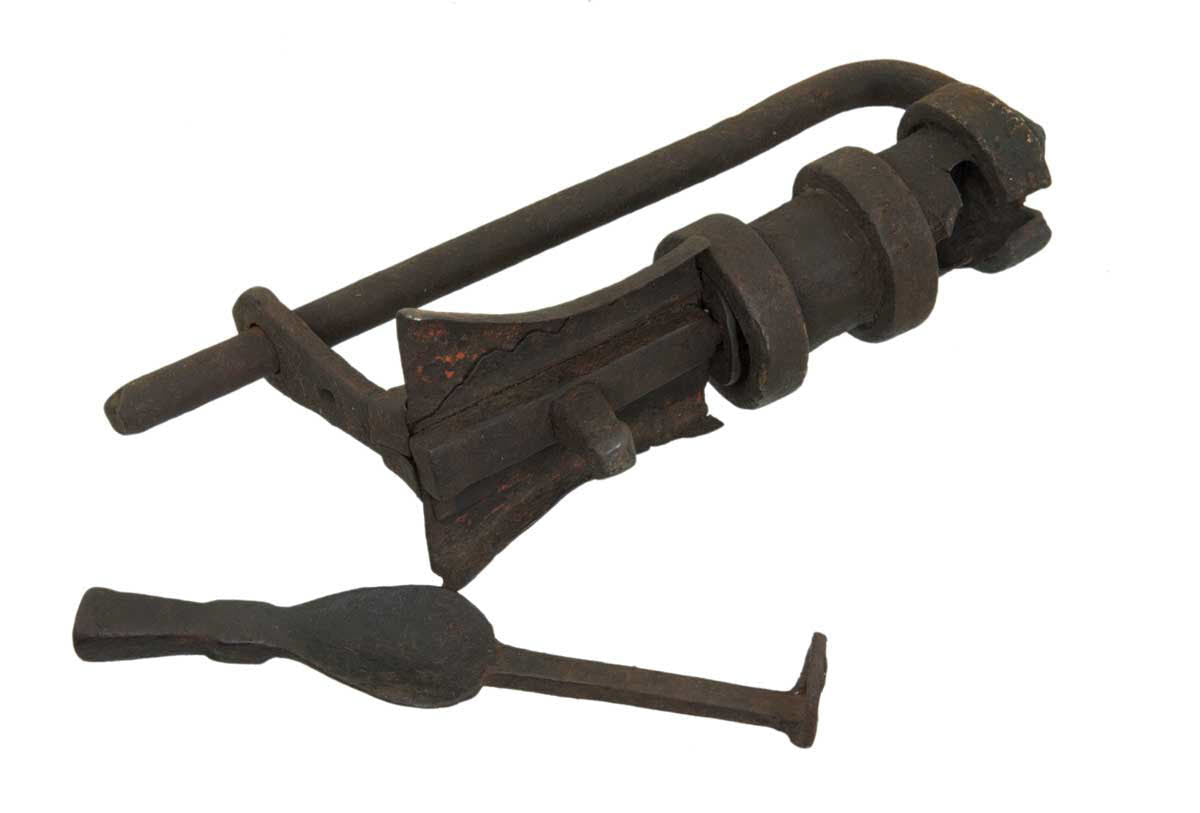 Ancien Cadenas Traditionnel En Fer Forgé – Artisanat Du Népal Et Du Tibet