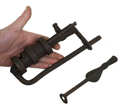 Ancien Cadenas Traditionnel En Fer Forgé – Artisanat Du Népal Et Du Tibet