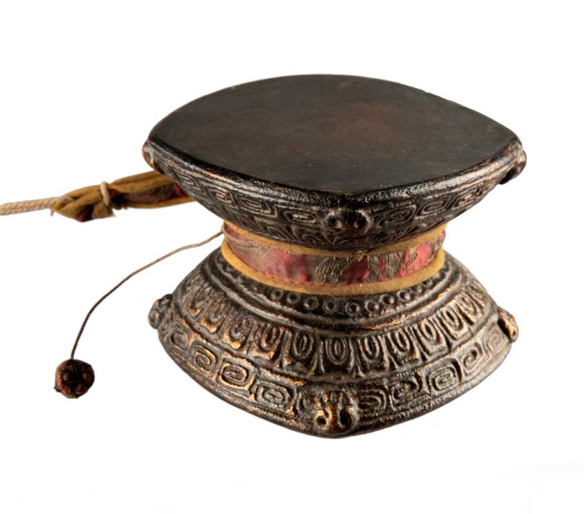 Damaru Tibétain Ancien – Tambourin Rituel du Chöd en Bois de Ronce de l’Himalaya avec Étui