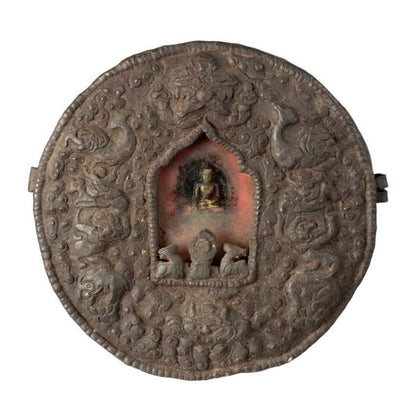 Ghau tibétain – grand reliquaire bouddhiste Bouddha Shakyamuni en fer repoussé