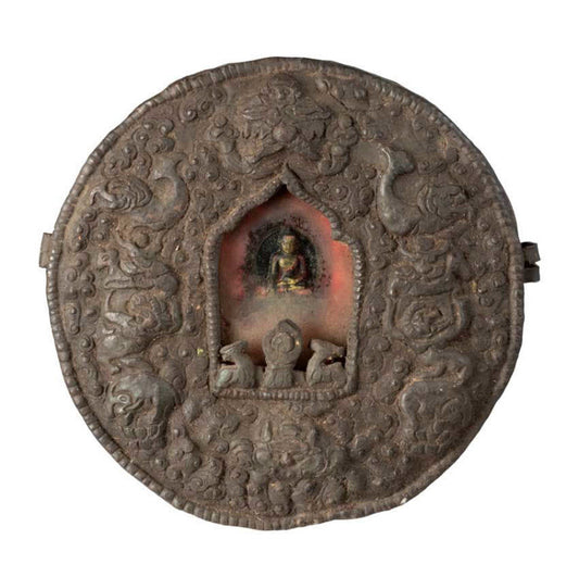Ghau tibétain – grand reliquaire bouddhiste Bouddha Shakyamuni en fer repoussé