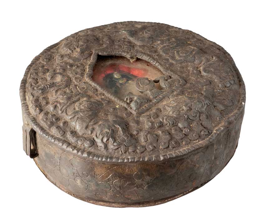 Ghau tibétain – grand reliquaire bouddhiste Bouddha Shakyamuni en fer repoussé