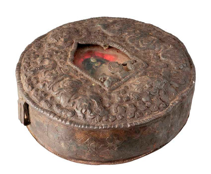Ghau tibétain – grand reliquaire bouddhiste Bouddha Shakyamuni en fer repoussé