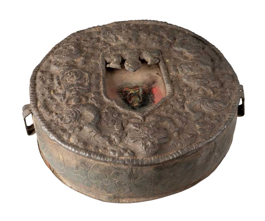 Ghau tibétain – grand reliquaire bouddhiste Bouddha Shakyamuni en fer repoussé
