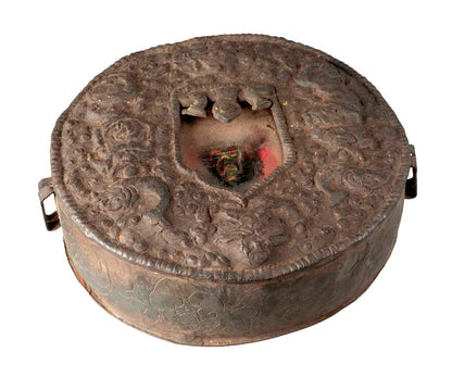 Ghau tibétain – grand reliquaire bouddhiste Bouddha Shakyamuni en fer repoussé