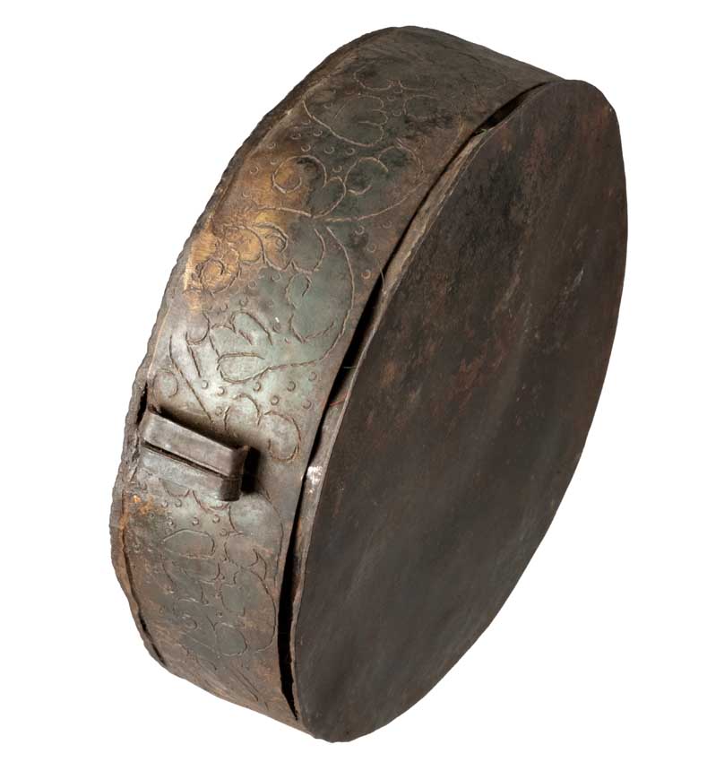 Ghau tibétain – grand reliquaire bouddhiste Bouddha Shakyamuni en fer repoussé